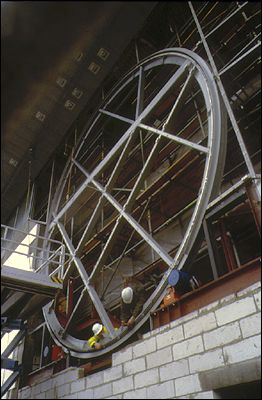 Fabrication of steel rings, Over Easy, Richard Wilson 1998. The Arc, Stockton-on-Tees. Photo: Richard Wilson
