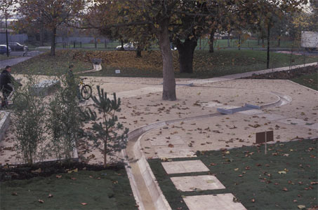 The Spacemakers' public space (materials: precast concrete and bound gravel), Hartcliffe, Bristol. Landscape Architect, Loci Design, 2004. Photo: Loci Design.