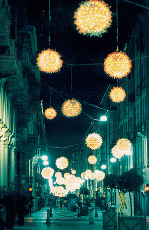 ’Palle di neve’ (Snowballs), Recycled plastic bottles, polystyrene, illumination, by Enrica Borghi,1998. Via Lagrange, Turin (Luci d’Artista). Photo: Giorgio Sottile