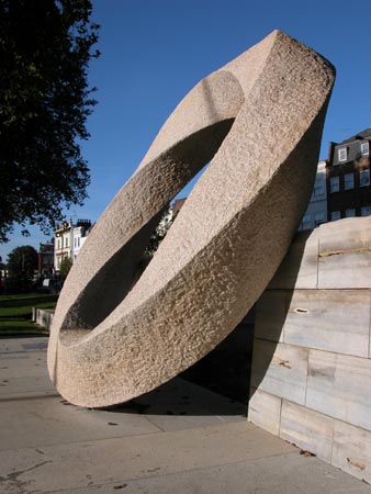 New war memorial; commissioned from the artist John Maine by the London Borough of Islington, 2006; photo: John Maine