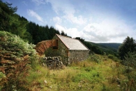 Andy Goldsworthy, the Byre with Striding Arch through, part of Striding Arches, Cairnhead, Scotland. Photo: Mike Bolam